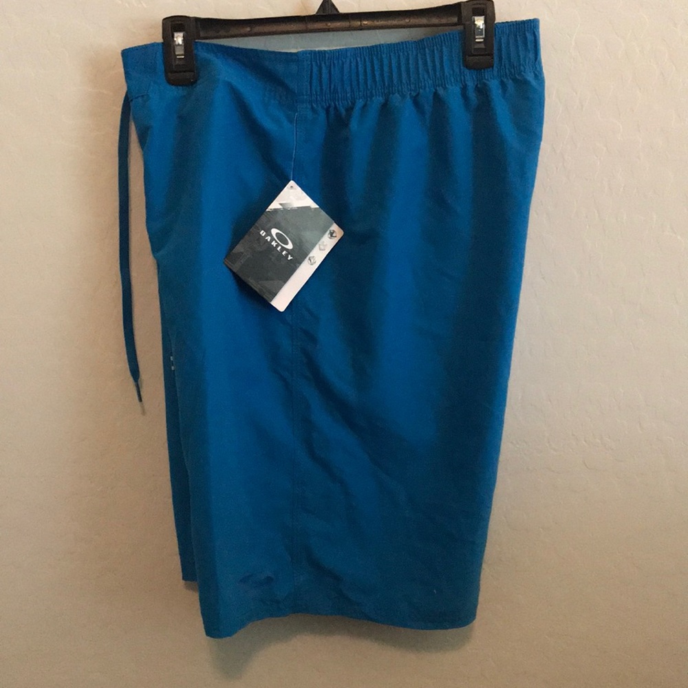 NWT Men’s size 36 Oakley board shorts.